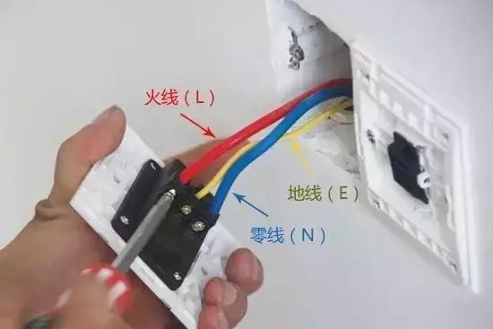 家庭装修电路布线如何施工？老电工手把手教你开关插座安装方法